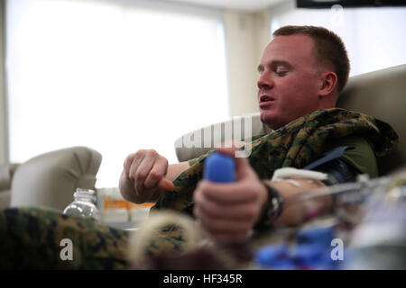 Sgt. John F. Michaud, freiwillige als Thrombozyten-Spender bei US Pacific Command Armed Services Blood Bank Center am Tag Eröffnung seines neuen Gebäudes 18 März beim US Naval Hospital Okinawa, Camp Foster, Okinawa, Japan. Die Blutbank bietet Blut für den Gesamtbereich PACOM Operationen und stützt sich mit den Spenden von Status of Forces Agreement Personal in Okinawa. Michaud, Arundel, Maine, heimisch, ist eine chemische, biologische, radiologische, nukleare und High-Yield-Sprengstoff-Teamleiter mit Operationen und Pläne, 3. Marineabteilung, III. Marine Expeditionary Force. (US-Mar Stockfoto