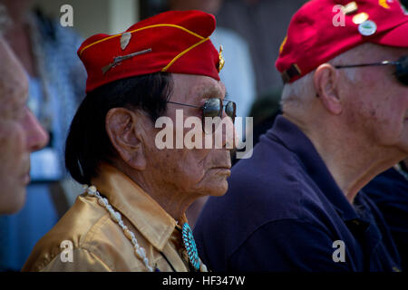 Ehemalige Private First Class Samuel Holiday, ein Navajo-Code-Sprecher sitzt mit anderen Veteranen des zweiten Weltkriegs und andere US-Konflikte während eines Mittagessens Rear Admiral Bette Bolivar Zuhause. Der Befehlshaber für gemeinsame Region Marianen veranstaltete die Veteranen bei ihr zu Hause auf Nimitz Hill für Mittagessen, Erfrischungen und ein Stück Kuchen während ihrer Insel Tour Besuch Kriegerdenkmäler und Schlachtfelder. Die Veteranen-Gruppe reiste dann nach Iwo Jima, jetzt bekannt offiziell als Ioto, zum Gedenken an den 70. Jahrestag der Schlacht von Iwo Jima. (U.S. Marine Corps Foto von Lance Cpl. Jacob Snouffer/freigegeben) Iwo Jima veteran Stockfoto