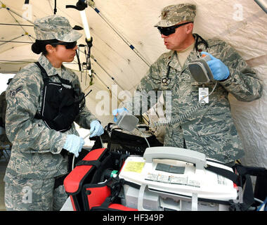 Medizinische Dienstleister Major Francisco Nieves rechts und medizinische Techniker Airman 1st Class Daphne Quiñones, zugeordnet der 156. Medical Group, Puerto Rico Air National Guard, überprüfen Sie die Schritte im Umgang mit der automatisierten externen Defibrillator-Maschine des Opfers Herzrhythmus während der Operation Borinqueneer Antwort Übung im Camp Santiago gemeinsame Manöver Training Center, 19. März 2015 wieder herzustellen. Die gemeinsame Ausübung zwischen den Elementen des Teams für Puerto Rico Army National Guard Suche und Gewinnung Dekontamination, 156. Medical Group und Verhängnis, Search and Rescue Team, 156. Airlift Wing PRAN Stockfoto