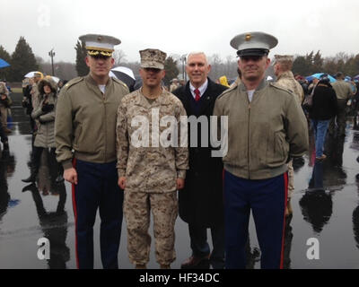 Indiana Gouverneur Mike Pence, zweiter von rechts, tritt sein Sohn, Marine 2nd Lt. Michael J. Pence, zweiter von Sgt. Major Ronald E. Neff, rechts, links, zusammen mit Generalmajor Geoffry M. Hollopeter, links und Recruiting Station Indianapolis Kommandierender Offizier RS Indianapolis-Sergeant-Major, während Michael Pence Officer Candidate School Abschluss an Bord der Marine Corps Base Quantico, Virginia 20. März 2015. Michael Pence erhielt seine Provision durch OCS nach dem Studium an der Purdue University im Jahr 2014. Gouverneur Pence besucht Sohnes OCS Abschluss mit RS Indianapolis 150326-M-NM026-001 Stockfoto