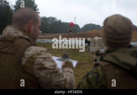 US Marine Corps Staff Sgt Andre G. Galarza, Sgt. Todd R. Self und Lance Cpl. Chad A. Bryant bereiten die Einführung von einem Wetterballon, meteorologische Daten für ein Artillerie-Sortiment an Fort Pickett, VA., 20. März 2015 zu messen. Die Marines waren ihre Bohrer-Wochenende mit Hotel-Batterie, 3. Bataillon, 14. Marine beteiligt. (Foto: U.S. Marine Corps CPL. Daniel Benedict/freigegeben) Quantico Marines, mit Artillerie 150320-M-DG271-110 Stockfoto