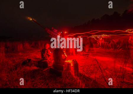 US-Marines mit Hotel-Batterie, 3. Bataillon, 14. Marines, führen eine Nacht Feuer Ereignis während einer Feld-Übung am Fort Pickett, VA., 20. März 2015. Die Marines von Hotel Batterie angewiesen Quantico Marines auf Batterie-Funktionen und dient als eine Crew für eine Haubitze, dann in einer Reihe von scharfer Munition teilgenommen. (Foto: U.S. Marine Corps CPL. Daniel Benedict/freigegeben) Quantico Marines, mit Artillerie 150320-M-DG271-597 Stockfoto