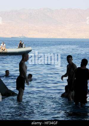 Marines mit dem 22. Marine Expeditionary Unit-schwimmen in der Nähe der Mehrzweck amphibischer Angriff Schiff USS Bataan während einer schwimmen Anruf Anker Juli 11. Bataan dient als das Flaggschiff der Bataan amphibische Gruppe bereit, Maritime Security Operations in den USA unterstützen 5. Flotte Einsatzgebiet. Die 22. MEU, begann an Bord der Schiffe von Bataan ARG, dient als das Theater reserve Force für US Central Command. Marines nutzen Sie schwimmen Anruf DVIDS187454 Stockfoto