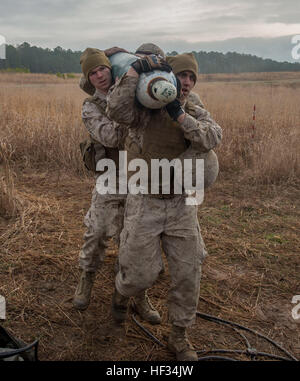 US-Marines vom Hotel Batterie, 3. Bataillon, 14. Marines tragen einen Helium-Tank zwischen Geschützstellungen während einer Feld-Übung am Fort Pickett, VA., 21. März 2015. Reservist Marines vom Hotel Batterie verbrachte vier Tage im Feld ihre gewünschte Bohrer am Wochenende. (Foto: U.S. Marine Corps CPL. Daniel Benedict/freigegeben) Quantico Marines, mit Artillerie 150321-M-DG271-685 Stockfoto