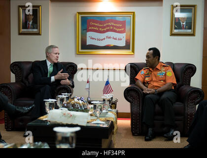 150323-N-AC887-002 JAKARTA, Indonesien (23. März 2015) Secretary Of The Navy (SECNAV) Ray Mabus trifft sich mit Chief BASARNAS (National Search and Rescue Agency) Air Marshal Bambang Sulistyo in Jakarta, Indonesien. Mabus ist in der Region Treffen mit militärischen und zivilen Beamten zu Fragen der bilateralen und multilateralen maritime Sicherheit und Bemühungen zu diskutieren. (US Navy Foto von Chief Masse Kommunikation Spezialist Sam Rasierer/freigegeben) Mabus in Indonesien 150323-N-AC887-002 Stockfoto