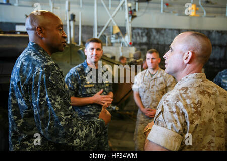 US Navy Rear Admiral Fernandez Ponds, links, diskutieren US Marine Major General Joaquin Malavet, Recht, und amphibische Fähigkeiten im Brunnen Deck der USS Anchorage (LPD 23) während Composite Training Unit Übung (COMPTUEX) vor der Küste von San Diego 24. März 2015. Teichen ist der Kommandant der Expeditionary Strike Group 3 und Malavet des Kommandierenden Generals der 1. Marine Expeditionary Brigade. Die 15. Marine Expeditionary Unit und Essex amphibische bereit Gruppe sind derzeit auf See training amphibische Fähigkeiten während der Vorbereitung auf ihren nächsten Einsatz. (U.S. Marine Corps Foto von 1st Lt Stockfoto