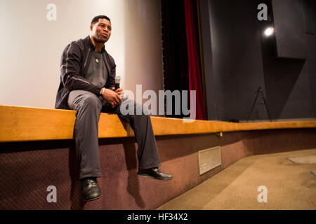 Herschel Walker, Heisman Trophy Gewinner, Profi-Sportler, Geschäftsmann und Autor, ist der nationale Sprecher der Patriot Support Programme of Universal Health Services. Walker diskutiert die Bedeutung der Suche nach Hilfe für psychische Erkrankungen und Drogenmissbrauch mit Marines 24. März 2015, an Bord der Marine Corps Base Camp Pendleton, Kalifornien Walker jetzt unterstützt die emotionale und motivationale Soldat innen, Veteranen und Soldaten und deren Angehörige durch die Durchführung von öffentliche Vorträge in militärischen Einrichtungen bundesweit. Heisman Trophy Gewinner spricht Herschel Walker mit Marines 150324-M-JH782-0 Stockfoto