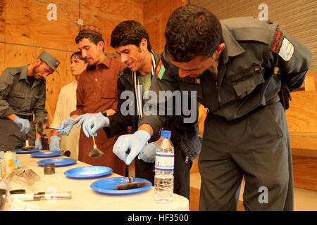 Mitglieder der afghanischen Polizei Uniform Staub Kunststoffplatten für Fingerabdrücke Verlauf eine forensische Prozesse bei Forward Operating Base Rushmore in der Provinz Paktika, Afghanistan, 10. Juni 2013. Während des Kurses gelernt Afghanen Staub für Fingerabdrücke, Tupfer Verdächtigen für DNA und sammeln Sie Beweise am Tatort, die Fähigkeiten der afghanischen Polizei zu erhöhen, da das Land eine bundesweite Rechtsstaatlichkeit erstarrt.  (US Army National Guard Foto von Spc. Mark VanGerpen/freigegeben) Afghanischen Ermittler Schärfe forensische 130610-Z-LN227-098 Stockfoto