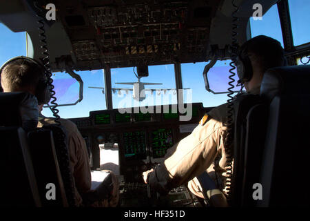 U.S. Marine Kapitäne Sean Elliott (links) und Orlando Samudio (rechts), KC-130J Piloten mit Spezial-Marine Air-Ground Task Force Krise Antwort-Afrika, führen einen Formationsflug in der Nähe von Moròn Air Base, Spanien, 25. März 2015. Die Herkules, in erster Linie genutzt, um Vermögen zu transportieren oder andere Flugzeuge zu tanken ist einer der zwei Plattformen, die in der Luftfahrt Bekämpfung Bestandteil der SPMAGTF enthalten. (U.S. Marine Corps Foto von 1st Lt. Danielle Dixon/freigegeben) Krise Antwort Hercules erhalten ihre Füße nass 150325-M-DP395-298 Stockfoto