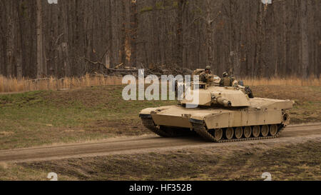 Marines mit 2. Tank Battalion, 2. Marine-Division, Antrieb einen M1 Abrams Kampfpanzer und Scan der Baumgrenze auf feindliche Bedrohungen während einer taktischen Straße März als Teil des Marine Corps Combat Bereitschaft Bewertung an Bord Fort Pickett, VA., 25. März 2015. Beispiele für die Fahrzeuge bei der Straße marschieren: Medium Tactical Vehicle Ersatz oder 7 Tonnen, M88 Recovery Vehicle und der Angriff Amphibienfahrzeug. (Foto: U.S. Marine Corps CPL. Justin T. Updegraff / veröffentlicht) 2. Tank Battalion führt unterwegs taktische Straße marschieren 150325-M-TV331-017 Stockfoto