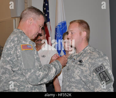 Ein Mitglied der 1108th Ordnance Company der New York Army National Guard erhält den Bronzestern mit Tapferkeit für lebensrettende Aktionen unter feindlichem Feuer während des Dienstes in Afghanistan mit einem EOD-Bataillon. Stockfoto