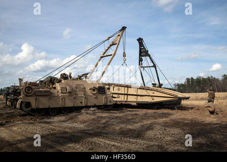 Zwei M88A2 schwere Ausrüstung Recovery Combat Utility heben Extraktion Systeme (HERCULES) mit 2. Tank Battalion, heben 2. Marine-Division ein M60A1 Armored Fahrzeug gestartet Brücke (Panzerbrücke) auf einen Flachbettscanner für den Transport während einer Marine Corps Combat Bereitschaft Evaluation am Fort Pickett, VA., 25-28. März 2015. Marines mit dem Bataillon wurden während der MCCRE in verschiedenen Szenarien bewertet welche enthalten taktische Straße marschiert, Panzer voran durch ein Feld beim einnehmenden potenzielle Bedrohungen und schießen auf eine Palette für Zug Gunnery Qualifizierung entwickelt.  (U.S. Marine Corps Foto von Stockfoto