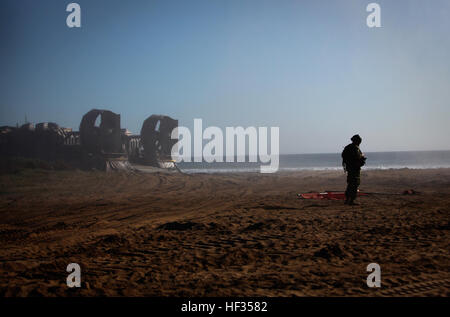 US Marine Gunner Mate 3. Klasse Dakota Griffin Wartezeiten für Personal, ein Landungsboot, Luftkissen auf einem Strand Landeplatz an Bord Camp Pendleton, Kalifornien, während Composite Training Unit Übung (COMPTUEX) 27. März 2015 aussteigen.  Griffin unterstützt Regie Gunner und offloading Marines und Matrosen von der 15. Marine Expeditionary Unit. (Foto: U.S. Marine Corps CPL Elize McKelvey/freigegeben) Gunner Sturm Camp Pendleton Strand 150327-M-JT438-109 Stockfoto