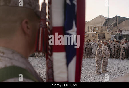 Nach vorn operative Basis DELHI, Provinz Helmand, spricht islamische Republik Afghanistan - Oberstleutnant Sean Riordan von Dankbarkeit gegenüber jenen, die das ultimative Opfer in Afghanistan während der Memorial Day Zeremonie hier gegeben haben 31 Mai. An der Einweihung nahmen Soldaten Afghanistan National Army, Marines 1st Battalion, 3. Marineregiment und Afghanistan Nationalpolizei Mitglieder Teil. Die Zeremonie fand statt, um zu Ehren der Marines, Matrosen, ANA-Soldaten und ANP-Polizisten, die während des Dienstes in Afghanistan gestorben. Es war die erste gemeinsame Memorial Day Zeremonie im Garmsir. Das Bataillon unterstützt Regimenta Stockfoto