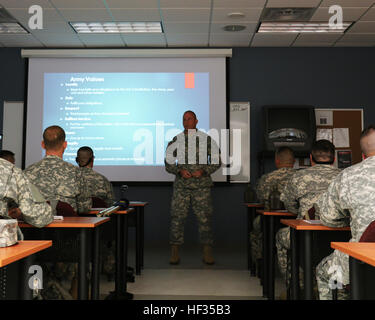 Major General Walter L. Mercer, stellvertretender Adjutant General - Armee, führt eine professionelle Entwicklung Diskussion mit Offizier Kandidaten von Klasse 57 von der Virginia National Guard Officer Candidate School 28. März 2015, am 183. Regional Training Institute, Fort Pickett, VA. Mercer Führung, Mission Befehl und Ethik diskutiert mit den Kandidaten. Die Kandidaten der Officer Candidate School besuchen Bohrer als traditionelle Gardisten auf ihren Weg zum Offiziere in der Armee der Vereinigten Staaten. (Foto von Captain Andrew J. Czaplicki, Virginia Guard Public Affairs) Assistent eines Stockfoto