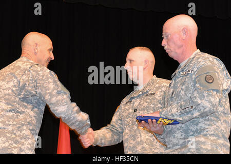 Die Gemeinschaft stellt sich heraus für die Soldaten der Nationalgarde North Carolina Alpha Batterie, 1. Bataillon, 113. Feldartillerie während ihrer Mobilisierung Zeremonie im James W. Warren Bürger Center in Lincolnton, N.C., 28. März statt. Die Soldaten sind nach Bahrain zur Unterstützung der US Navy Central Command laufenden Mission in der Region bereitstellen. "Jeder Soldat in der Einheit hat in Zeiten des Krieges angeworben, es gibt keine größere Akt des Mutes," sagte Armee Major General James C. Ernst, NCNG stellvertretender Generaladjutant-Manöver, links, um die Menge in der Mitte. NC-Guard Soldaten Bereitstellung Zeremonie in Lin Stockfoto