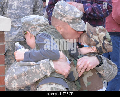 Die Gemeinschaft stellt sich heraus für die Soldaten der Nationalgarde North Carolina Alpha Batterie, 1. Bataillon, 113. Feldartillerie während ihrer Mobilisierung Zeremonie im James W. Warren Bürger Center in Lincolnton, N.C., 28. März statt. Die Soldaten sind nach Bahrain zur Unterstützung der US Navy Central Command laufenden Mission in der Region bereitstellen. "Ich habe überall Lincolnton, die ausgehende Respekt und Unterstützung, noch nie gesehen", sagte Captain Bradley J. Murray, Kommandant der Batterie. NC-Guard Soldaten Bereitstellung Zeremonie in Lincolnton 150328-Z-OU450-139 Stockfoto