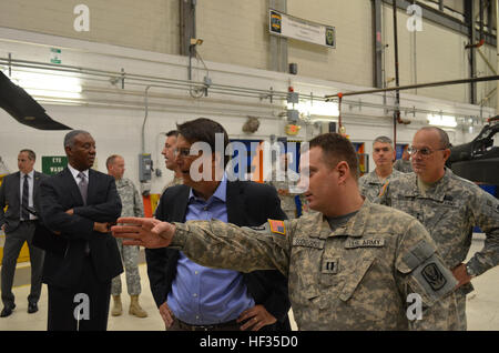 Gouverneur Pat McCrory hört Army Captain Darrell Scoggins erklären die Rettung Fähigkeiten des UH-60 Black Hawk Hubschrauber, während seines Besuchs zu North Carolina National Guard, Army Aviation Support Facility #1 in Morrisville, NC, Jan. 10. McCrory als NCNGs Oberbefehlshaber wollte mehr über die Fähigkeiten und Bedürfnisse seiner 12.000 Soldaten und Piloten als operative Kraft erfahren. (US Army National Guard Foto von Captain Matthew Boyle, North Carolina Nationalgarde Public Affairs/freigegeben) NC-Guard Kommandant besucht seine Truppen am Bohrer 140110-Z-AE474-013 Stockfoto