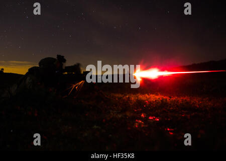 U.S. Marine Corps Lance CPL Charles Detz III, ein Maschinengewehr mit Spezial-Marine Air-Ground Task Force Krise Antwort-Afrika, feuert eine Tracer runder aus einer M240B während einer live-Feuer-Übung in der Sierra Del Retin, Spanien, 24. März 2015. Marines auf Moron Air Base stationiert genutzt die spanischen Schulungseinrichtung eine Vielzahl von Trainingsmissionen weiterhin ihre Infanteristen Fähigkeiten führen. (U.S. Marine Corps Foto von Lance Cpl. Christopher Mendoza/freigegeben) NATO-Partner Leuchten live-Feuer-Bereich 150324-M-BZ307-124 Stockfoto