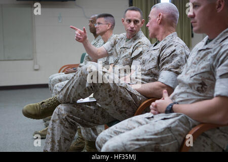 US Marine Corps Generalmajor Brian D. Beaudreault, Mitte rechts, Kommandierender General, 2. Marine-Division, spricht mit Oberstleutnant Timothy R. Dremann, befehlshabender Offizier, Advanced Training Infanteriebataillon, Schule der Infanterie-Ost, während Marines ein nachher Kurs überprüfen am Camp Geiger, N.C., 1. April 2015 Infanterie kleine Unit Leader Kurs (ISULC) zu führen. ISULC entwickelt die Führung, Entscheidungsfähigkeit und Kompetenz der Infanterie Unteroffiziere. (Foto: U.S. Marine Corps SOI-Osten bekämpfen Kamera, Lance Cpl. Andrew Kuppers / veröffentlicht) Kommandierender General, besucht 2. Marine-Division Infa Stockfoto