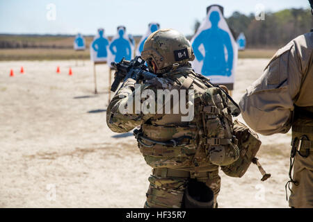 Eine einsetzbare spezialisierte Kräfte US Coastguardsman feuert eine Mk18 Gewehr während Instruktor im Verlauf erweiterte taktische Operationen an Bord Camp Lejeune, North Carolina, 2. April 2015 überwacht. Erfahrenem Personal und zivile Auftragnehmer werden während der Basic und Advanced Tactical Operations-Kurse als Ausbilder eingesetzt, damit Fähigkeiten, die in realen Situationen erforderlich sein könnte gelehrt und verstanden. (U.S. Marine Corps Foto von CPL. Shawn Valosin/freigegeben) Gesperrt, teilnehmen Loaded, US-Coast-Gardisten in Advanced Tactical Operations Kurs 150402-M-IU187-005 Stockfoto