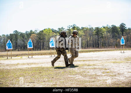 Ein Lehrer mit Advanced Tactical Operations Course gibt Rückmeldung, die ein Student nach einem Feuer an Bord Camp Lejeune, North Carolina, 2. April 2015. Erfahrenem Personal und zivile Auftragnehmer werden während der Basic und Advanced Tactical Operations-Kurse als Ausbilder eingesetzt, damit Fähigkeiten, die in realen Situationen erforderlich sein könnte gelehrt und verstanden. (U.S. Marine Corps Foto von CPL. Shawn Valosin/freigegeben) Gesperrt, teilnehmen Loaded, US-Coast-Gardisten in Advanced Tactical Operations Kurs 150402-M-IU187-012 Stockfoto