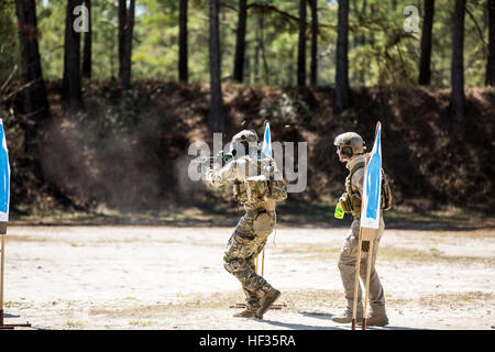 Eine einsetzbare spezialisierte Kräfte US Coastguardsman feuert eine Mk18 Gewehr während Instruktor im Verlauf erweiterte taktische Operationen an Bord Camp Lejeune, North Carolina, 2. April 2015 überwacht. Erfahrenem Personal und zivile Auftragnehmer wurden während der Basic und Advanced Tactical Operations-Kurse als Ausbilder eingesetzt, damit Fähigkeiten, die in realen Situationen erforderlich sein könnte gelehrt und verstanden. (U.S. Marine Corps Foto von CPL. Shawn Valosin/freigegeben) Gesperrt, teilnehmen Loaded, US-Coast-Gardisten in Advanced Tactical Operations Kurs 150402-M-IU187-014 Stockfoto