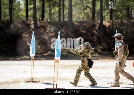 Eine einsetzbare spezialisierte Kräfte US Coastguardsman feuert eine Mk18 Gewehr während Instruktor im Verlauf erweiterte taktische Operationen an Bord Camp Lejeune, North Carolina, 2. April 2015 überwacht. Erfahrenem Personal und zivile Auftragnehmer wurden während der Basic und Advanced Tactical Operations-Kurse als Ausbilder eingesetzt, damit Fähigkeiten, die in realen Situationen erforderlich sein könnte gelehrt und verstanden. (U.S. Marine Corps Foto von CPL. Shawn Valosin/freigegeben) Gesperrt, teilnehmen Loaded, US-Coast-Gardisten in Advanced Tactical Operations Kurs 150402-M-IU187-015 Stockfoto