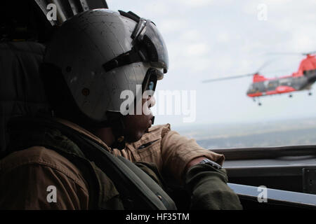 US Marine Corps CPL Sivad Davis schaut die HH-46E Sea Knight Hubschrauber Marine Corps Air Station Cherry Point, North Carolina, 3. April 2015 ein Aircrew Mitglied mit Marine Transport-Geschwader 1 (VMR-1) auf. VMR-1 übernahm östlichen North Carolina für eine Übung als ganze Einheit vier Flugzeuge für einen Flug. (U.S. Marine Corps Foto von Lance Cpl. Colin Broadstone/freigegeben) Bootstransport Squadron 1 150403-M-TW696-300 Stockfoto