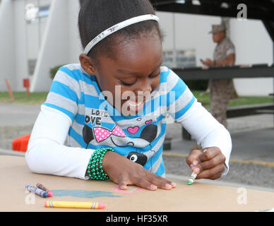 Familien, Freunde und Kollegen willkommen Zuhause 100 Marines und Segler aus den Befehl und Logistik Bekämpfung der Elemente, die mit dem besonderen Zweck Marine Air Ground Task Force – Crisis Response – Zentralbefehl in Camp Pendleton, Kalifornien, 5. April 2015 bereitgestellt. Die Marines und Segler im September 2014 im Einsatz und wurden im Dezember 2014 verstärkt. SPMAGTF-CR-CC ist eine Krise Response Force, die die Flexibilität, schnell auf die sich schnell verändernden Umgebungen anzupassen hat. Marines aus SPMAGTF-CR-CC-Befehl, Logistik Kampf Elemente zurück nach Hause 150405-M-DN141-124 Stockfoto