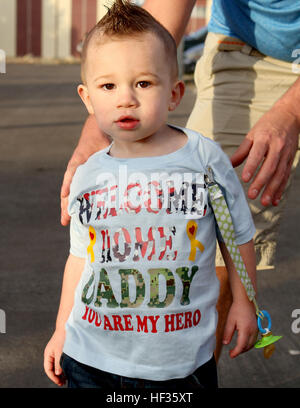 Familien, Freunde und Kollegen willkommen Zuhause 100 Marines und Segler aus den Befehl und Logistik Bekämpfung der Elemente, die mit dem besonderen Zweck Marine Air Ground Task Force – Crisis Response – Zentralbefehl in Camp Pendleton, Kalifornien, 5. April 2015 bereitgestellt. Die Marines und Segler im September 2014 im Einsatz und wurden im Dezember 2014 verstärkt. SPMAGTF-CR-CC ist eine Krise Response Force, die die Flexibilität, schnell auf die sich schnell verändernden Umgebungen anzupassen hat. Marines aus SPMAGTF-CR-CC-Befehl, Logistik Kampf Elemente zurück nach Hause 150405-M-DN141-125 Stockfoto