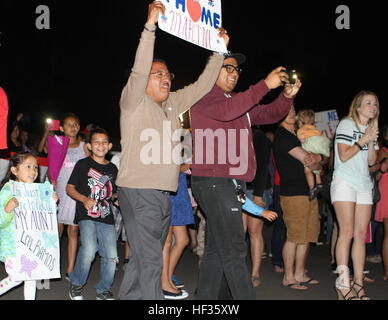 Familien, Freunde und Kollegen willkommen Zuhause 100 Marines und Segler aus den Befehl und Logistik Bekämpfung der Elemente, die mit dem besonderen Zweck Marine Air Ground Task Force – Crisis Response – Zentralbefehl in Camp Pendleton, Kalifornien, 5. April 2015 bereitgestellt. Die Marines und Segler im September 2014 im Einsatz und wurden im Dezember 2014 verstärkt. SPMAGTF-CR-CC ist eine Krise Response Force, die die Flexibilität, schnell auf die sich schnell verändernden Umgebungen anzupassen hat. Marines aus SPMAGTF-CR-CC-Befehl, Logistik Kampf Elemente zurück nach Hause 150405-M-DN141-126 Stockfoto