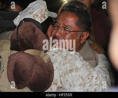 Familien, Freunde und Kollegen willkommen Zuhause 100 Marines und Segler aus den Befehl und Logistik Bekämpfung der Elemente, die mit dem besonderen Zweck Marine Air Ground Task Force – Crisis Response – Zentralbefehl in Camp Pendleton, Kalifornien, 5. April 2015 bereitgestellt. Die Marines und Segler im September 2014 im Einsatz und wurden im Dezember 2014 verstärkt. SPMAGTF-CR-CC ist eine Krise Response Force, die die Flexibilität, schnell auf die sich schnell verändernden Umgebungen anzupassen hat. Marines aus SPMAGTF-CR-CC-Befehl, Logistik Kampf Elemente zurück nach Hause 150405-M-DN141-127 Stockfoto