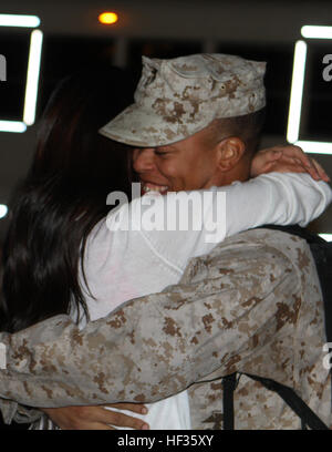 Familien, Freunde und Kollegen willkommen Zuhause 100 Marines und Segler aus den Befehl und Logistik Bekämpfung der Elemente, die mit dem besonderen Zweck Marine Air Ground Task Force – Crisis Response – Zentralbefehl in Camp Pendleton, Kalifornien, 5. April 2015 bereitgestellt. Die Marines und Segler im September 2014 im Einsatz und wurden im Dezember 2014 verstärkt. SPMAGTF-CR-CC ist eine Krise Response Force, die die Flexibilität, schnell auf die sich schnell verändernden Umgebungen anzupassen hat. Marines aus SPMAGTF-CR-CC-Befehl, Logistik Kampf Elemente zurück nach Hause 150405-M-DN141-128 Stockfoto