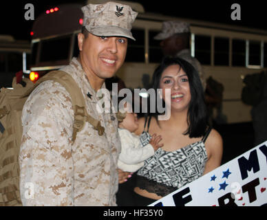 Familien, Freunde und Kollegen willkommen Zuhause 100 Marines und Segler aus den Befehl und Logistik Bekämpfung der Elemente, die mit dem besonderen Zweck Marine Air Ground Task Force – Crisis Response – Zentralbefehl in Camp Pendleton, Kalifornien, 5. April 2015 bereitgestellt. Die Marines und Segler im September 2014 im Einsatz und wurden im Dezember 2014 verstärkt. SPMAGTF-CR-CC ist eine Krise Response Force, die die Flexibilität, schnell auf die sich schnell verändernden Umgebungen anzupassen hat. Marines aus SPMAGTF-CR-CC-Befehl, Logistik Kampf Elemente zurück nach Hause 150405-M-DN141-129 Stockfoto