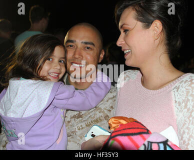 Familien, Freunde und Kollegen willkommen Zuhause 100 Marines und Segler aus den Befehl und Logistik Bekämpfung der Elemente, die mit dem besonderen Zweck Marine Air Ground Task Force – Crisis Response – Zentralbefehl in Camp Pendleton, Kalifornien, 5. April 2015 bereitgestellt. Die Marines und Segler im September 2014 im Einsatz und wurden im Dezember 2014 verstärkt. SPMAGTF-CR-CC ist eine Krise Response Force, die die Flexibilität, schnell auf die sich schnell verändernden Umgebungen anzupassen hat. Marines aus SPMAGTF-CR-CC-Befehl, Logistik Kampf Elemente zurück nach Hause 150405-M-DN141-130 Stockfoto