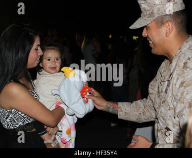 Familien, Freunde und Kollegen willkommen Zuhause 100 Marines und Segler aus den Befehl und Logistik Bekämpfung der Elemente, die mit dem besonderen Zweck Marine Air Ground Task Force – Crisis Response – Zentralbefehl in Camp Pendleton, Kalifornien 5. April 2015 bereitgestellt. Die Marines und Segler im September 2014 im Einsatz und wurden im Dezember 2014 verstärkt. SPMAGTF-CR-CC ist eine Krise Response Force, die die Flexibilität, schnell auf die sich schnell verändernden Umgebungen anzupassen hat. Marines aus SPMAGTF-CR-CC-Befehl, Logistik Kampf Elemente zurück nach Hause 150405-M-DN141-131 Stockfoto