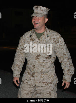 Sgt. Harry Clayton III eröffnet den Kofferraum seines Autos, wo sein Bruder versteckt war, ihn nach seiner Rückkehr aus einer Bereitstellung mit dem speziellen Zweck Marine Air Ground Task Force – Crisis Response – Zentralbefehl in Camp Pendleton, Kalifornien, 5. April 2015 überraschen. Die Marines und Segler im September 2014 im Einsatz und wurden im Dezember 2014 verstärkt. SPMAGTF-CR-CC ist eine Krise Response Force, die die Flexibilität, schnell auf die sich schnell verändernden Umgebungen anzupassen hat. Marines aus SPMAGTF-CR-CC-Befehl, Logistik Kampf Elemente zurück nach Hause 150405-M-DN141-133 Stockfoto