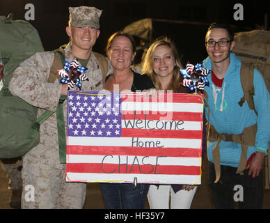 Familien, Freunde und Kollegen willkommen Zuhause 100 Marines und Segler aus den Befehl und Logistik Bekämpfung der Elemente, die mit dem besonderen Zweck Marine Air Ground Task Force – Crisis Response – Zentralbefehl in Camp Pendleton, Kalifornien 5. April 2015 bereitgestellt.  Die Marines und Segler im September 2014 im Einsatz und wurden im Dezember 2014 verstärkt. SPMAGTF-CR-CC ist eine Krise Response Force, die die Flexibilität, schnell auf die sich schnell verändernden Umgebungen anzupassen hat. Marines aus SPMAGTF-CR-CC-Befehl, Logistik Kampf Elemente zurück nach Hause 150405-M-DN141-134 Stockfoto
