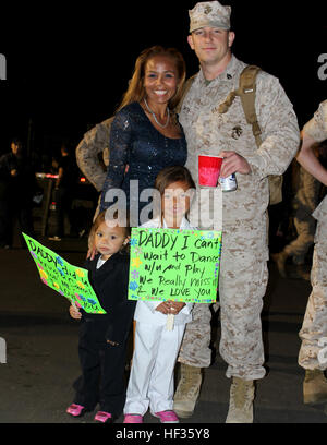 Familien, Freunde und Kollegen willkommen Zuhause 100 Marines und Segler aus den Befehl und Logistik Bekämpfung der Elemente, die mit dem besonderen Zweck Marine Air Ground Task Force – Crisis Response – Zentralbefehl in Camp Pendleton, Kalifornien, 5. April 2015 bereitgestellt.  Die Marines und Segler im September 2014 im Einsatz und wurden im Dezember 2014 verstärkt. SPMAGTF-CR-CC ist eine Krise Response Force, die die Flexibilität, schnell auf die sich schnell verändernden Umgebungen anzupassen hat. Marines aus SPMAGTF-CR-CC-Befehl, Logistik Kampf Elemente zurück nach Hause 150405-M-DN141-135 Stockfoto