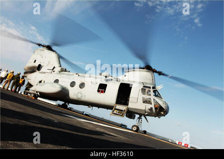 Space-Marines und Matrosen an Bord der USS Wasp vorbereiten auf die Ankunft von der Assistentin Kommandant des Marinekorps aus einer CH-46E Sea Knight 4 Februar. Die ACMC flog an Bord um Operationen und erfahren Sie mehr über die amphibischen Fähigkeiten der Marine Expeditionary Brigade und Expeditionary Strike Group während der Übung Bold Alligator 2012. Diese Übung, die größte amphibische Marineübung in den letzten 10 Jahren stellt der Navy und des Marine Corps Revitalisierung des gesamten Spektrums der amphibische Operationen. Die Übung konzentriert sich auf heutigen Kampf mit heutigen Kräfte, während präsentiert die Vorteile o Stockfoto