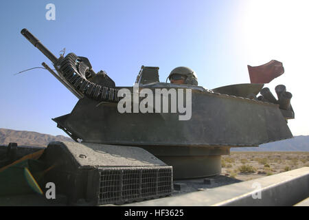 CPL. Zachary D. Cruz, Turret Gunner, Amphibious Assault Vehicle Platoon, Unternehmen B, Ground Combat Element integrierte Task Force, hält die Marke 19 40 mm Granatwerfer und M2.50 Kaliber-Maschinengewehr wies isst wie die Crew auf ihrer nächsten Feuerstellung während der live-Feuer-Teil des Marine Corps Funktionsprüfung und Bewertungstätigkeit Bewertung im Bereich 500, Marine Corps Air Ground Combat Center Twentynine Palms bewegt , Kalifornien, 7. April 2015. Ab Oktober 2014 bis Juli 2015 wird die GCEITF individuelle und kollektive Ebene Qualifizierungsmaßnahmen in dafür vorgesehenen Boden bekämpfen Armen durchführen. Stockfoto