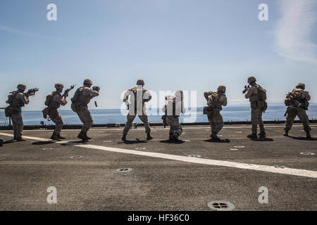 US-Marines mit Kilo Company, Battalion Landing Team 3. Bataillon, 1. Marineregiment, 15. Marine Expeditionary Unit, ausführen Sofortmaßnahmen Übungen an Bord der USS Rushmore (LSD 47) während der Zertifizierung Übung (CERTEX) vor der Küste von San Diego 10. April 2015. Als Mitglieder der 15. MEU Grundkampfelement müssen diese Marines einen Zustand der Bereitschaft aufrechterhalten, während der Vorbereitung noch in diesem Frühjahr bereitstellen. (U.S. Marine Corps Foto von Sgt. Emmanuel Ramos/freigegeben) Ziele! Marines trainieren für Sofortmaßnahmen Übungen auf hoher See 150410-M-JT438-079 Stockfoto