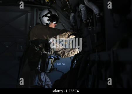 U.S. Marine Corps Lance Cpl. Travis Stallings, ein Crewchef zugewiesen, Marine Medium Tiltrotor Squadron (VMM) 166, Marine Aircraft Gruppe 16, 3rd Marine Aircraft Wing, schließt eine Luke auf ein MV-22 Osprey Tiltrotor Flugzeug für den Start während Wüste Krummsäbel 2015 (DS15) auf der Marine Corps Air Station Miramar, San Diego, Kalifornien, 10. April 2015. DS15 ist eine kombinierte Waffen-Übung, die Einheiten zu pflegen Bereitschaft und aktuellen und zukünftigen realen Anforderungen ermöglicht. (Foto: U.S. Marine Corps CPL Darien J. Bjorndal, 3rd Marine Aircraft Wing / veröffentlicht) US Marine Fischadler durchführen Langstrecken Raid 150410-M Stockfoto