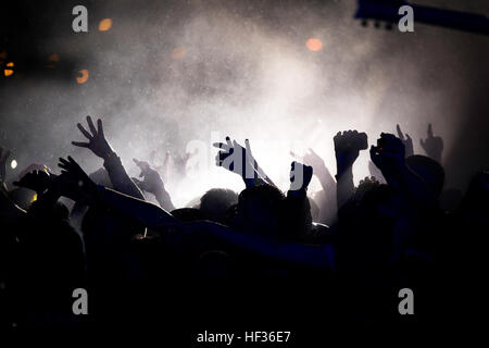 Fans gehen wild und beim Anhören von A Day to Remember, die Headliner Band Foster Fest 2015 April 11 auf Camp Foster, Okinawa, Japan zu erreichen. Trotz starken Regens herausstellte an diesem Abend engagierten Fans in den Hunderten, die Band führen zu sehen. Foster Fest ist ein jährliches Festival auf dem Camp, die Zusammenführung von Okinawa Bewohner und Angehörige durch Essen, Spiele und live-Unterhaltung statt. Dies war das erste Mal die Band in Okinawa spielte. (U.S. Marine Corps Foto von Sgt. Matthew Callahan/freigegeben) Ein Tag to Remember rockt Okinawa 150411-M-IN448-433 Stockfoto