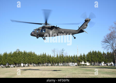 Operation Cyclone, ein Delaware Nationalgarde gemeinsames Training Übung mit Piloten und Soldaten, die Reaktion auf einen simulierten Tornado, der durch New Castle County gefegt hat. Army Black Hawk Hubschrauber kommen, um simulierte verletzte Personal zu Air Guard Base, zu evakuieren, wo Patienten auf c-130 s für Luftaufnahmen Evakuierung in New Castle, Delaware (US Army National Guard Foto von Staff Sgt. James Pernol/freigegeben) Delaware Nationalgarde übertragen werden führt gemeinsame Übung 150411-Z-GL773-0039 Stockfoto