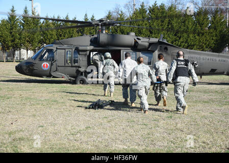 Operation Cyclone, ein Delaware Nationalgarde gemeinsames Training Übung mit Piloten und Soldaten, die Reaktion auf einen simulierten Tornado, der durch New Castle County gefegt hat. Army Black Hawk Hubschrauber kommen, um simulierte verletzte Personal zu Air Guard Base, zu evakuieren, wo Patienten auf c-130 s für Luftaufnahmen Evakuierung in New Castle, Delaware (US Army National Guard Foto von Staff Sgt. James Pernol/freigegeben) Delaware Nationalgarde übertragen werden führt gemeinsame Übung 150411-Z-GL773-0074 Stockfoto