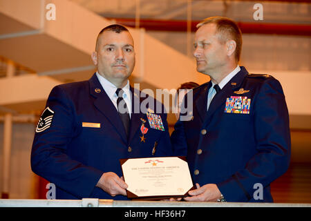 Zeigen Sie New York Air National Guard Master Sgt. Todd Lobraico und Col Timothy J. LaBarge, Kommandant der 105. Airlift Wing an, die posthume Verleihung des Bronze Star Medal mit Tapferkeit zur Staff Sgt Todd "TJ" Lobraico, während einer Zeremonie am Stewart Air National Guard Base, Newburgh N.y., 11. April 2015. Lobraico Jr., Mitglied der 105. Airlift Wing, verunglückte im Einsatz in Afghanistan am 5. September 2013, (U.S. Air National Guard Foto von SSgt Michael OHalloran/freigegeben) New York Air National Guard Mitglied posthum geehrt für Tapferkeit 150411-Z-GJ424-009 Stockfoto