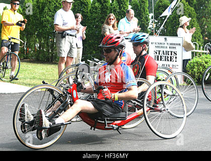 Verwundete Krieger und Marines des 1. Bataillons, 9. Marine-Regiment, 2. Marine-Division, bereiten sich auf den zweiten jährlichen Soldier Ride in Sag Harbor, New York, am 25. Juli 2009 vor. Der Ritt unterstützt das verwundete Krieger-Projekt und ehrt gefallene Soldaten. Stockfoto