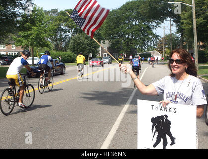 Marines des 1. Bataillons, 9. Marine-Regiment, 2. Marine-Division, nahmen am 25. Juli 2009 an dem 2. Jährlichen Soldier Ride in Sag Harbor, New York teil, um gefallene Marines zu ehren und das verwundete Krieger-Projekt zu unterstützen. Stockfoto